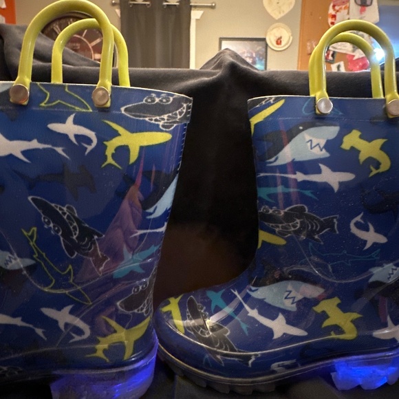 Toddler Light Up Shark Boots. Size 8 - Picture 1 of 2